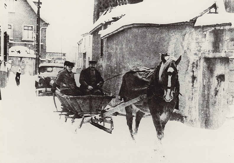 Schlittengespann in Höhe Mühltalstraße 47 an der Engstelle bei der damaligen Metzgerei Mutschler
Archiv, lose Bild0119.jpg