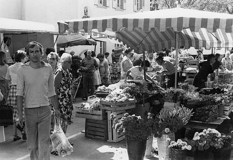 Erster Markt in Handschuhsheim nach Wiederbelebung der Tradition im Hofe des Schlösschens 1973
Archiv, blauer Ordner Bild0706.jpg