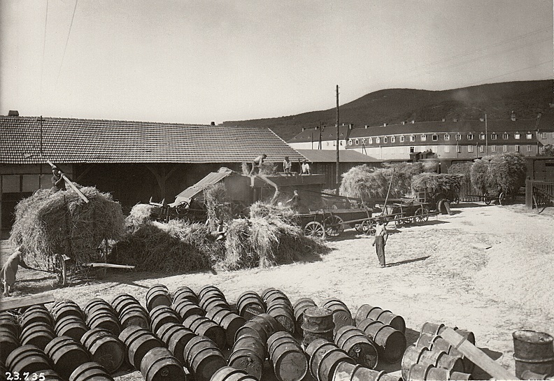 Die Grossmarkthalle am 23.7.1935. Vor dem OEG Güterbahnhof wird ununterbrochen Getreide gedroschen. (Mühlingstraße Höhe Wiesenweg) Bild1297.jpg