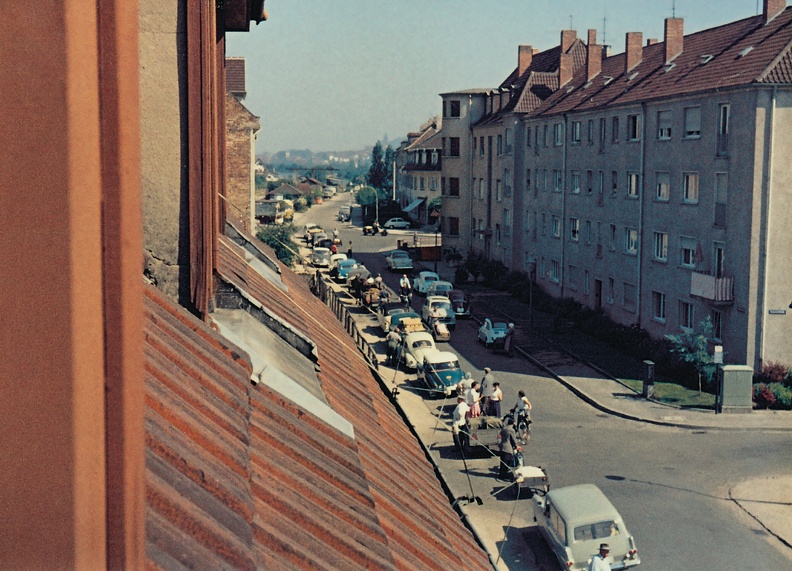 Blick aus einem Dachfenster Ecke Zeppellin/Husarenstraße Anfang der 1960er Jahre. Kleingärtner mit ihren Produkten stehen vor der alten Markthalle in der Mühlingstraße Schlange zur Abgabe an den Handel. Da konnte man mit gutem eigenem Obst noch Geld verdienen.
Tiefburgarchiv Bild2078.jpg
