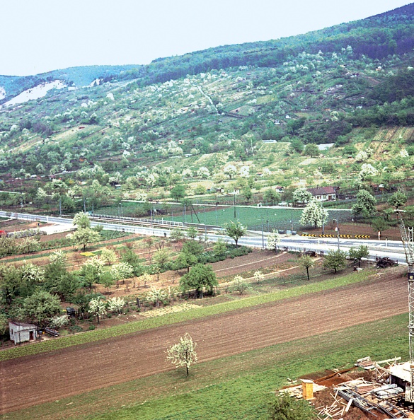 Blick um 1970 über die Gärten Im Weiher, Richtung Dossenheim, Beginn erster Baumaßnahmen zum Industriegebiet.
Aufnahme: Peter Heß/Elisabeth Heß, Friedensstraße Bild2407.jpg