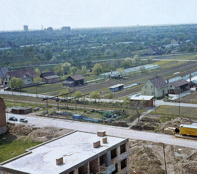 Anfang 1970er Jahre, Baubeginn im heutigen Bereich Trübnerstraße/Im Weiher.Gärtnerei Bechtel am Wiesenweg,
Gleise der OEG-Güterstrecke noch intakt.
Aufnahme: Peter Heß/Elisabeth Heß Friedensstraße Bild2420.jpg