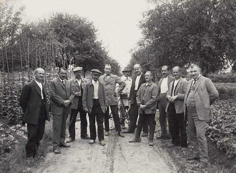 1935, im Feld. v.l.n.r. Hans Jost, Georg Malzkorn, Priester, Peter Reinhard, Karl Dietrich, Fritz Pollich, Albert Gilbert, Fr. Schlicksupp, Hch. Reinhard, Jakob Reinhard, Johann Mutschler
Archiv Bild0459.jpg