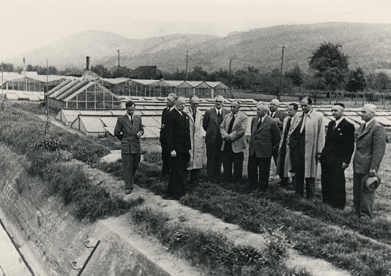 Gäste aus Holland am Wiesenweg am offenen Mühlbach, etwa 1950
v.l. Hch Bechtel jr., Rektor Fritz Frey, Gärtner Fritz Bechtel, dahinter K.W. Brucker mit dunklem Anzug Direktor Kaltschmitt
Archiv, blauer Ordner4 Bild0758.jpg