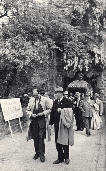 Besuch holländischer Gärtner in Handschuhsheim etwa 1950. OB Dr. Neinhaus vor der Tiefburg im Vordergrund mit Mantel über Arm.
Archiv, Ordner 8 Bild1599.jpg