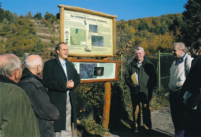 2.11.2003, Enthüllung des neuen Natur-Infoschildes auf dem Kriegsweg mit Hinweisen zum historischen Steinberg. Dabei: Martin Hornig, OB Würzner, Dr. Peter Sinn, Eugen Holl und weitere.
Archiv, Holl Bild1685.jpg