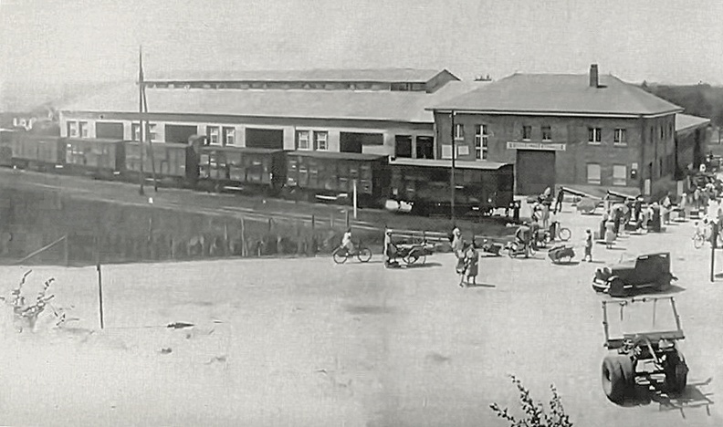 Alte Markthalle Handschuhsheim, Aufnahme Ende der 30er Jahre. Ehemaliger Standort im Bereich der heutigen Husarenstraße-Mühlingstraße-Wiesenweg. Gütertransport-Anschluss der damaligen OEG (Oberrheinische Eisenbahn-Gesellschaft) bis zum ehemaligen Güterbahnhof Heidelberg.
(Tiefburgarchiv) Bild2374.jpg