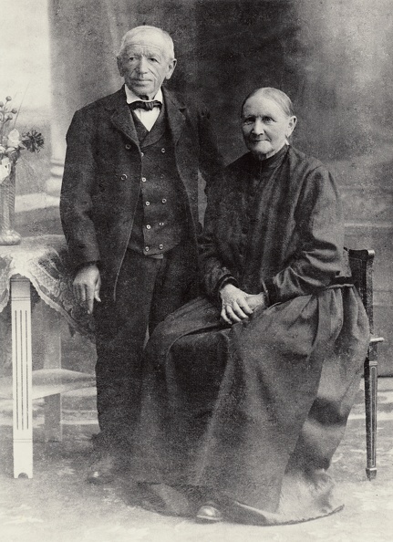 Georg Jakob Schmitt, geb,1.9.1844 und seine Frau Katharina Elisabetha geb. Kücherer, geb. 5.10.1846, Landwirte, Aufnahme 1922 zur Goldenen Hochzeit
Ritterstube, Promiwand 100. Bild0183.jpg