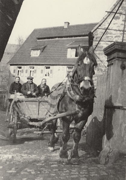 Landwirt Martin Lenz, Tabakbauer, fährt mit dem Gaul aufs Feld. Anwesen Mühltalstraße 81, etwa 1955.
Archiv, Ordner 8 Bild1633.jpg