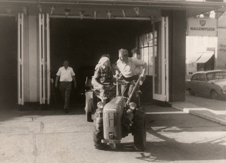 1968, Karl Gutfleisch und Liesel Neureither mit ihrem Holder nach Reparatur bei der Ausfahrt aus der Fahrzeughalle der BP-Tankstelle Dossenheimer Landstraße.
Privatbesitz, Gisela Laula Bild1912.jpg